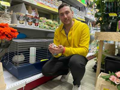 ...facciamo la conoscenza del titolare: il 28enne Francesco Montrone, che ci spiega di aver aperto l�attivit� nel 2018, spinto dal suo amore per i pappagallini